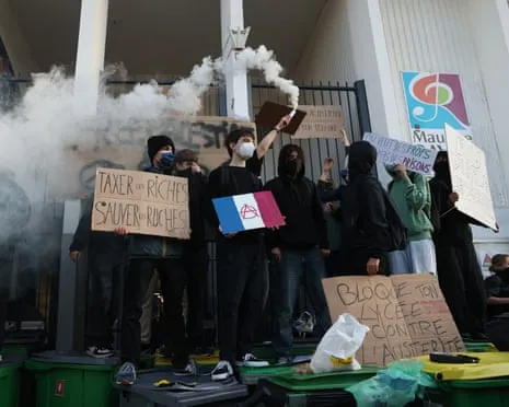 New France's Prime Minister Under Intense Pressure as Countrywide Protests Disrupt Schools and Transportation