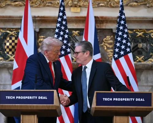 Donald Trump Turns Fire on Vladimir Putin and Commends UK in Joint Appearance with Keir Starmer